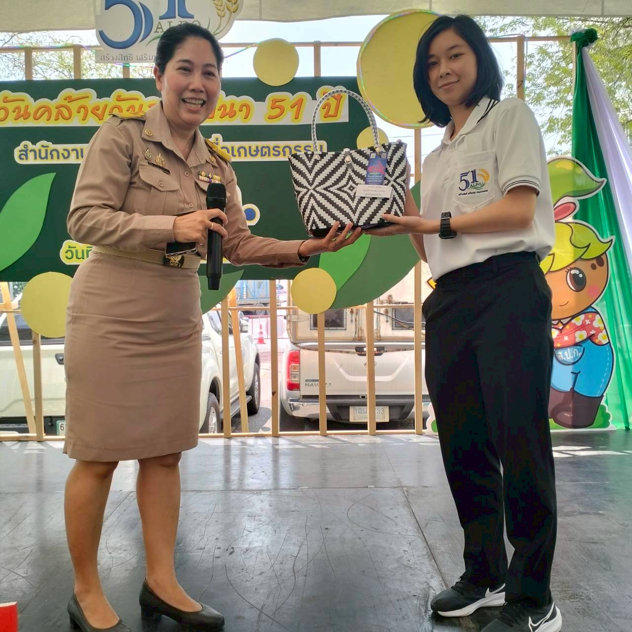 title - คณะทำงานฝ่ายติดตามประเมินผลการจัดงาน วันคล้ายวันสถาปนาสำนักงานการปฏิรูปที่ดินเพื่อเกษตรกรรม (ส.ป.ก.) ครบรอบ 51 ปี เปิดตั้งจุดให้ผู้ร่วมงานได้ร่วมสนุก เล่นเกมส์ และตอบแบบประเมินผลการจัดงาน ผ่านระบบออนไลน์